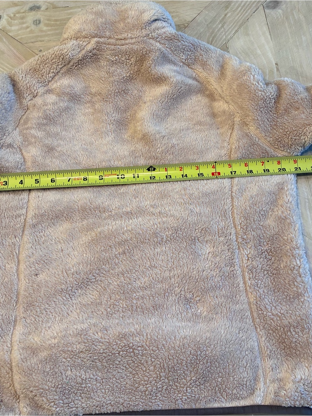 Ariat Women’s M Plush Quarter-Zip Sherpa Jacket in Taupe with Dark Trim - Picture 6 of 7